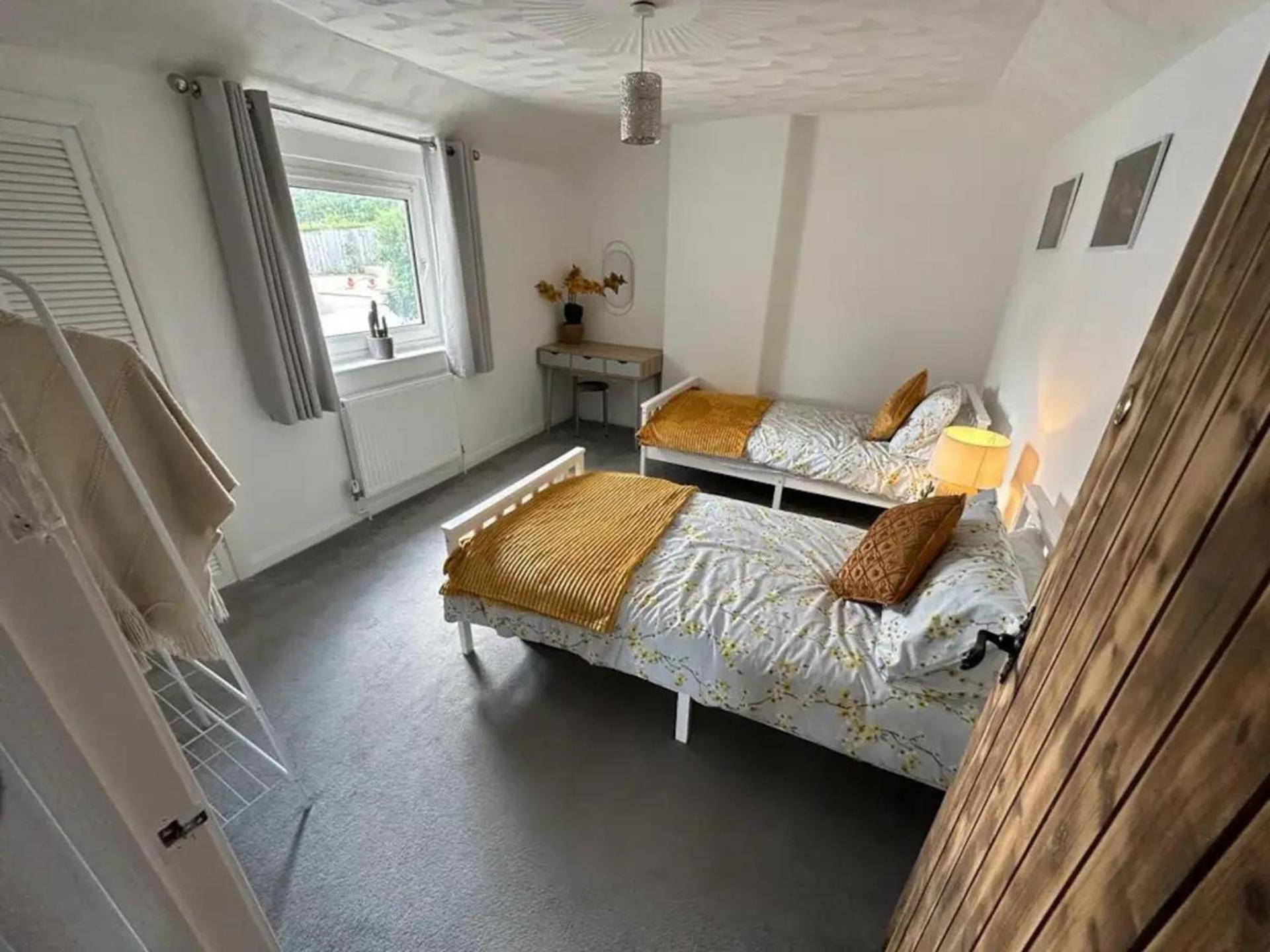 2 Bed-Sleeps 4-Sea View-Pet Friendly-Parking Apartment Llanelli Exterior photo